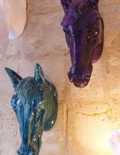 Tête de chevaux émaillées bleu et violet